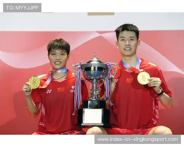 羽毛球混双组合默契换位拿到冠军奖杯